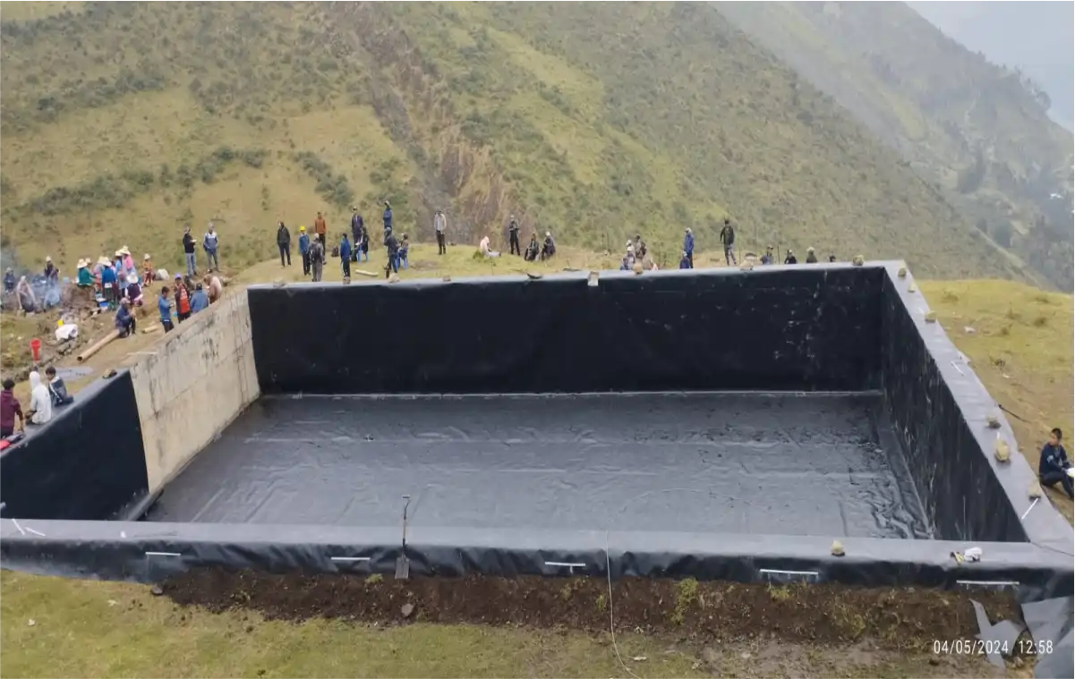 Instalacion de geomembrana HDPE en reservorio Ancash - Proyectos JCA